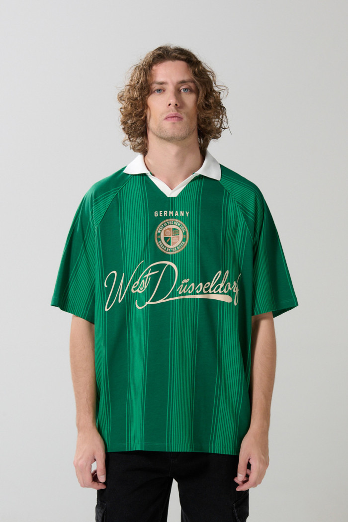Camiseta verde oscura oversize college con cuello polo