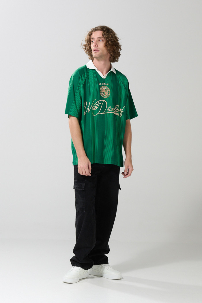 Camiseta verde oscura oversize college con cuello polo