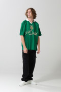 Camiseta verde oscura oversize college con cuello polo