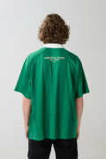 Camiseta verde oscura oversize college con cuello polo
