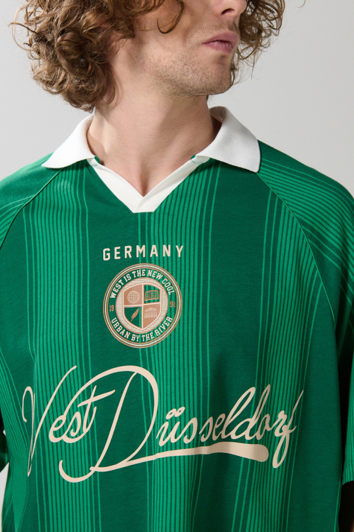 Camiseta verde oscura oversize college con cuello polo