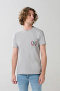 Camiseta college gris con manga corta y bolsillo