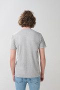 Camiseta college gris con manga corta y bolsillo