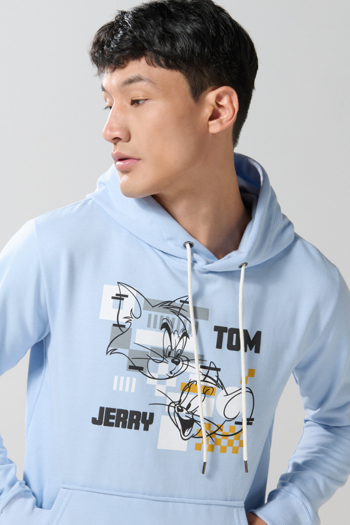 Buzo con capota azul claro y estampado de Tom y Jerry