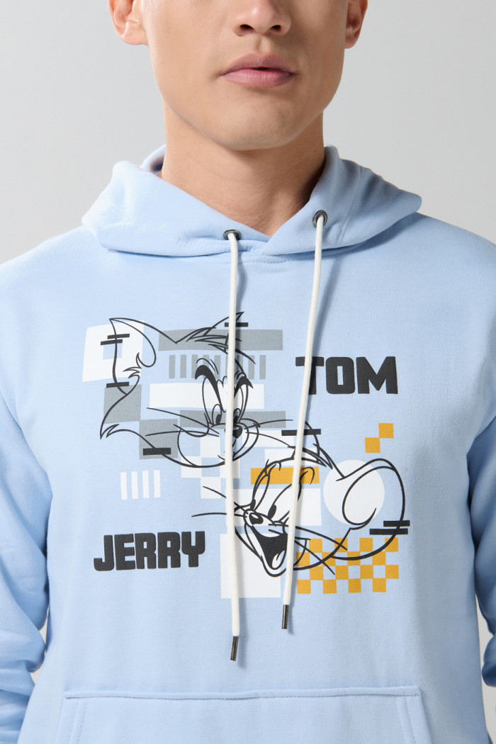 Buzo con capota azul claro y estampado de Tom y Jerry