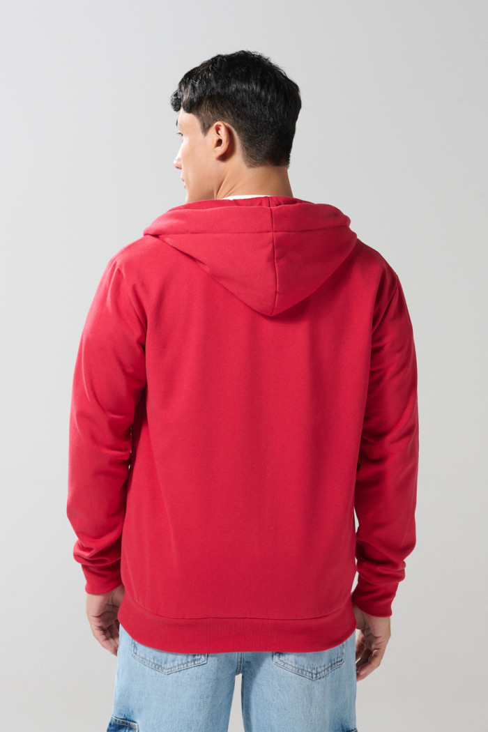 Buzo rojo con cremallera, capota y estampado college