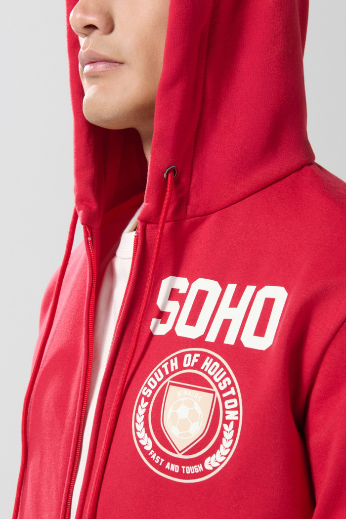 Buzo rojo con cremallera, capota y estampado college