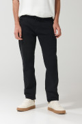 Jean slim negro con tiro bajo, ajuste ceñido y bolsillos