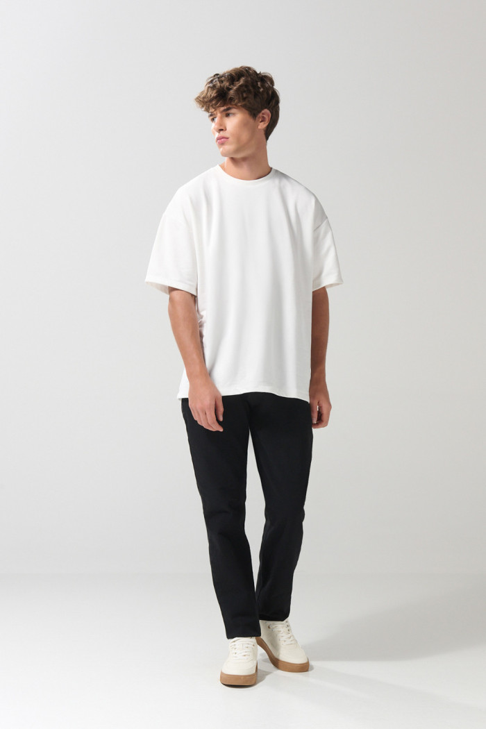 Jean slim negro con tiro bajo, ajuste ceñido y bolsillos