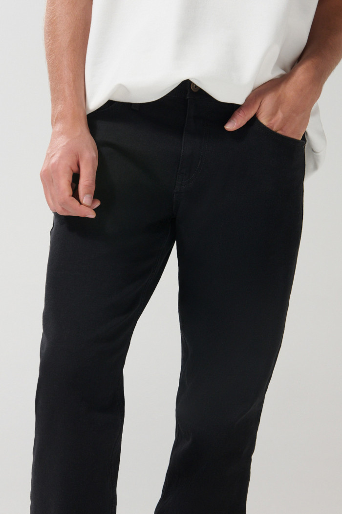 Jean slim negro con tiro bajo, ajuste ceñido y bolsillos