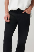 Jean slim negro con tiro bajo, ajuste ceñido y bolsillos