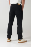 Jean slim negro con tiro bajo, ajuste ceñido y bolsillos