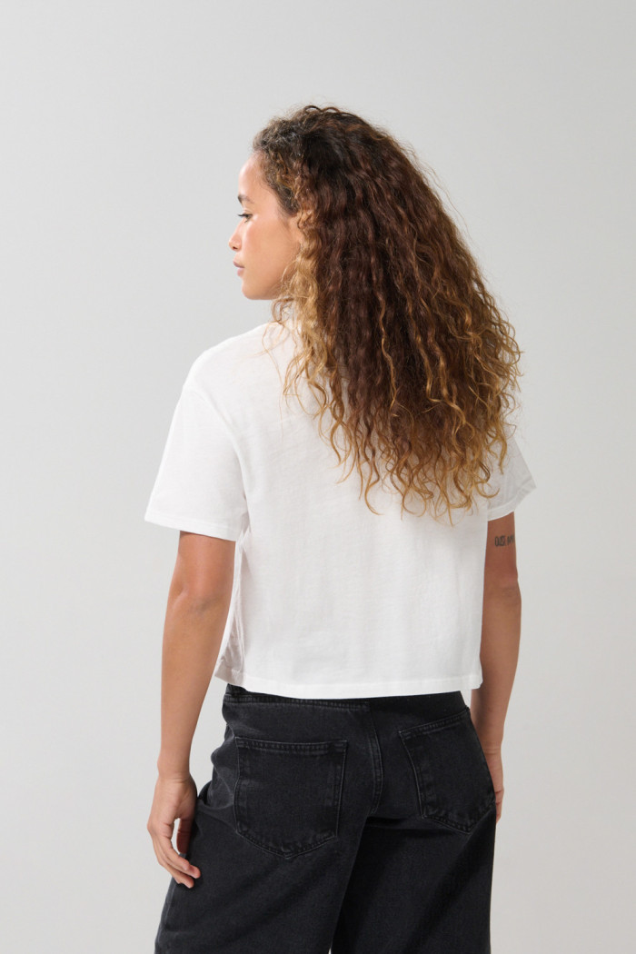 Camiseta crop top crema clara con arte college delantero