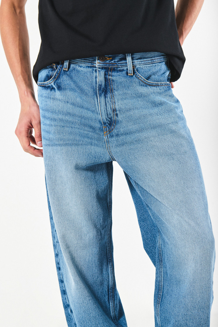 Jean baggy tiro medio azul claro con bota ancha y desgastes