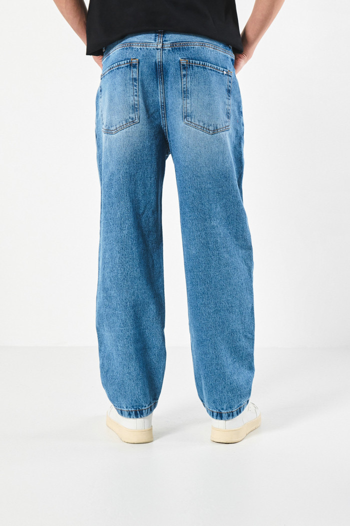 Jean baggy tiro medio azul claro con bota ancha y desgastes