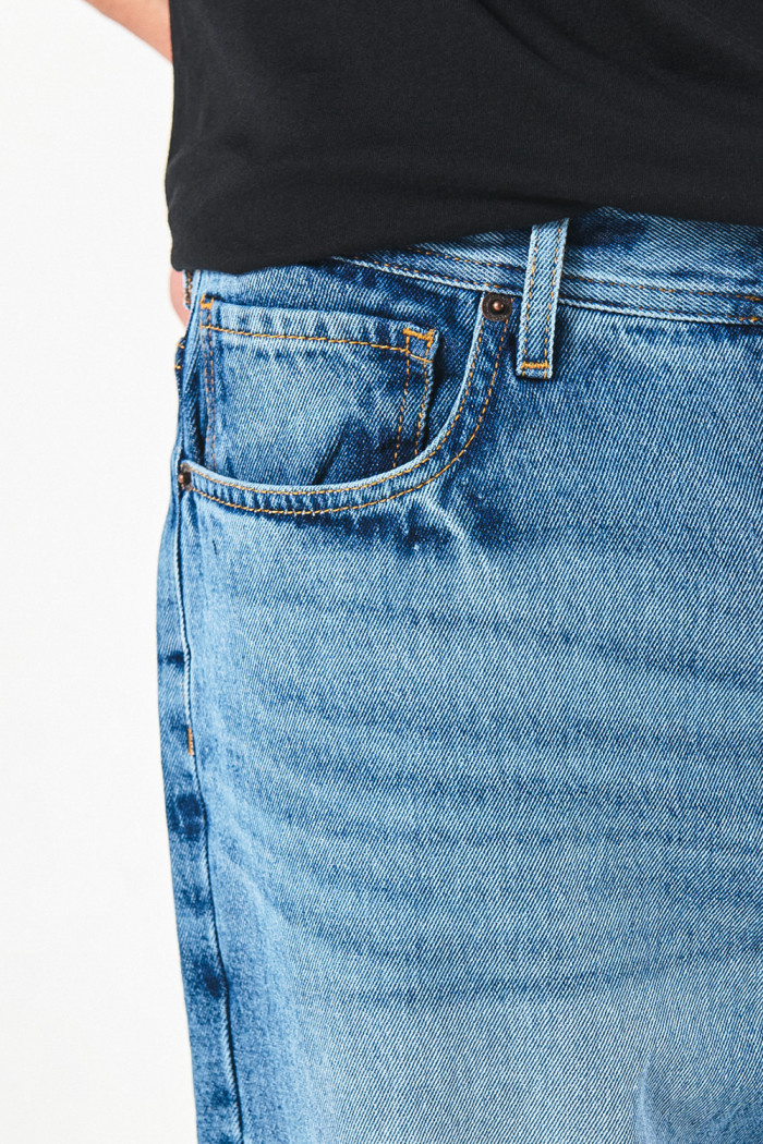 Jean baggy tiro medio azul claro con bota ancha y desgastes