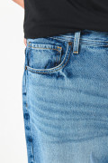 Jean baggy tiro medio azul claro con bota ancha y desgastes