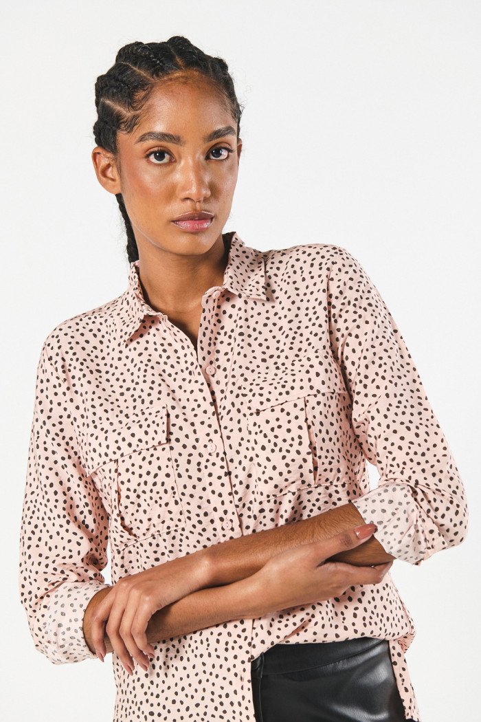 Blusa unicolor estampada manga larga con doble bolsillo
