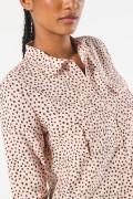 Blusa unicolor estampada manga larga con doble bolsillo