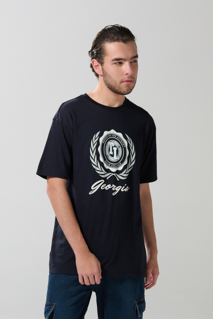 Camiseta college azul con manga corta y hombro rodado