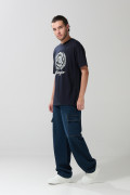 Camiseta college azul con manga corta y hombro rodado