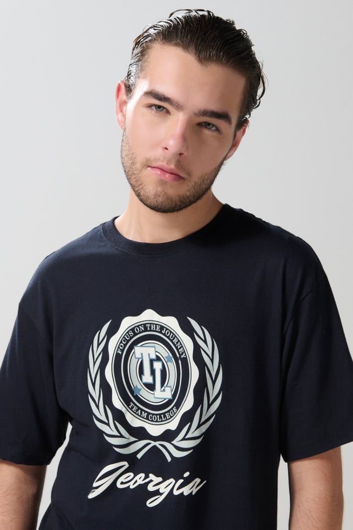 Camiseta college azul con manga corta y hombro rodado