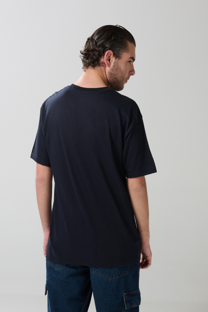 Camiseta college azul con manga corta y hombro rodado