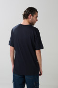 Camiseta college azul con manga corta y hombro rodado