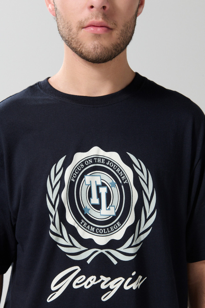 Camiseta college azul con manga corta y hombro rodado