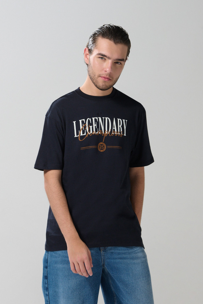Camiseta azul college cuello redondo con hombro rodado