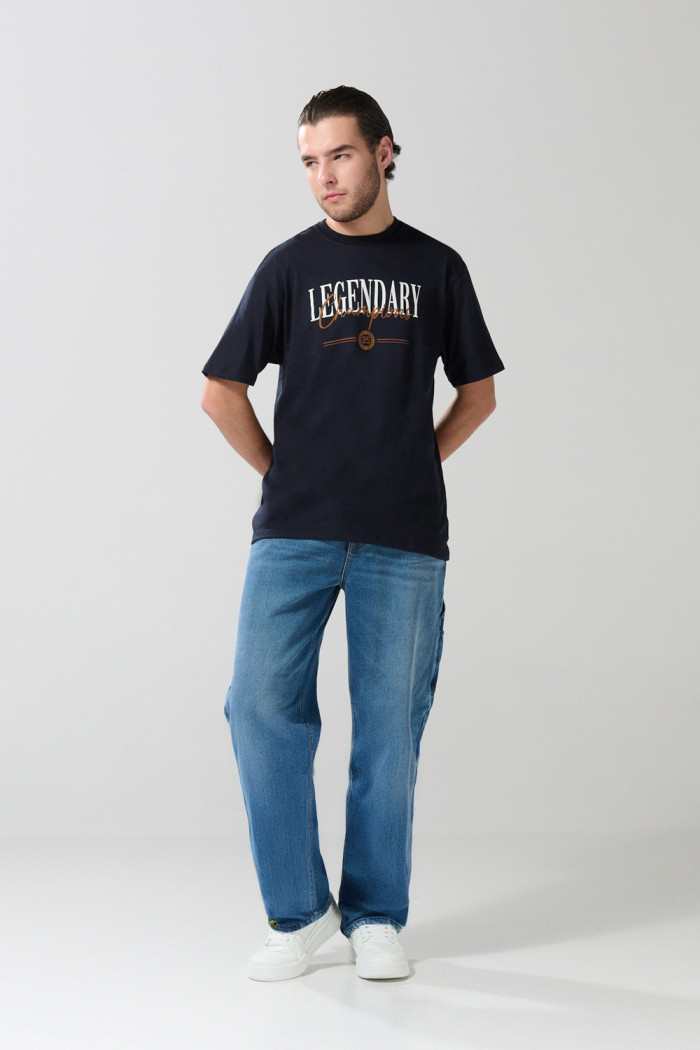 Camiseta azul college cuello redondo con hombro rodado