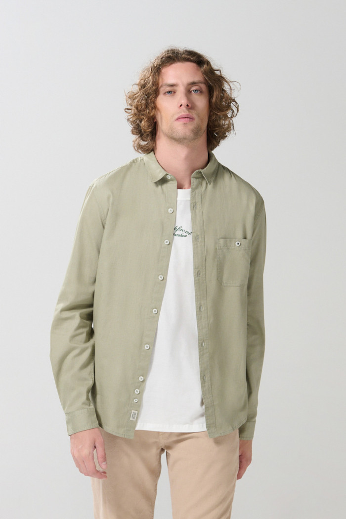 Camisa unicolor ajustada con botones y cuello sport collar
