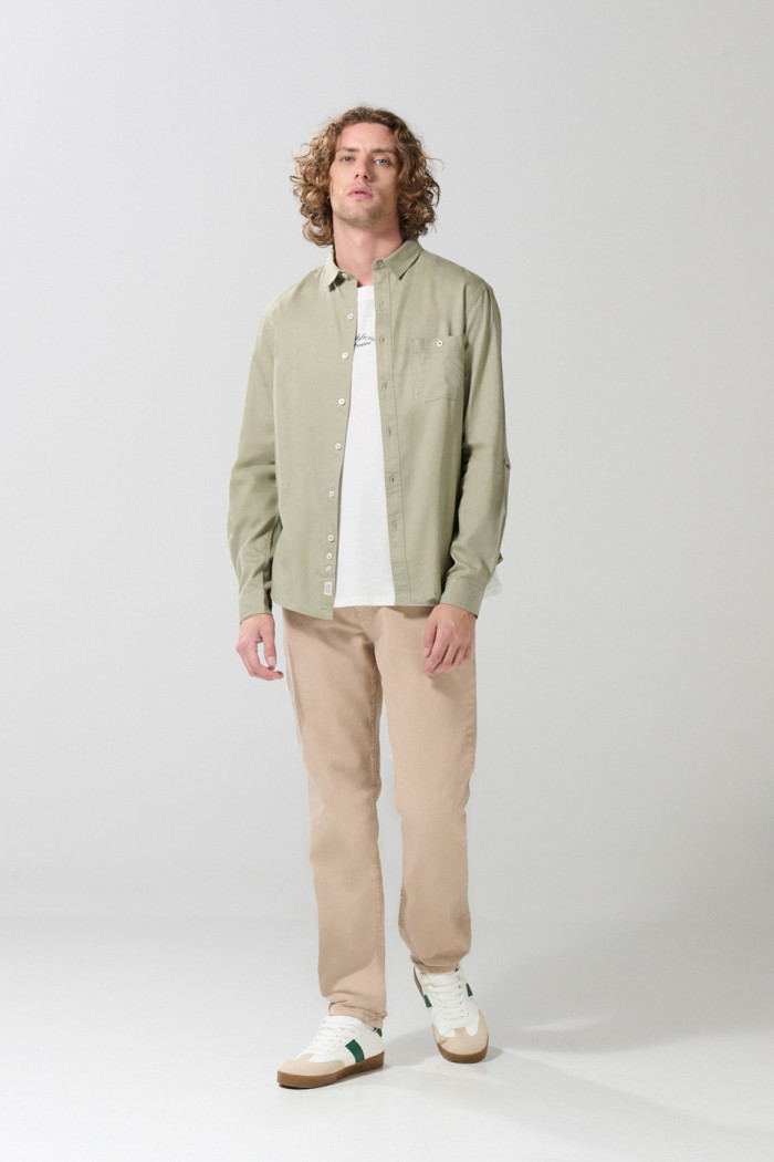 Camisa unicolor ajustada con botones y cuello sport collar
