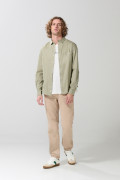 Camisa unicolor ajustada con botones y cuello sport collar