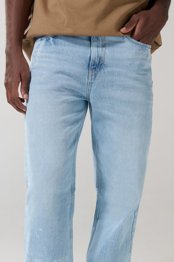 Jean azul claro 90´S con diseños, bota ancha y tiro medio