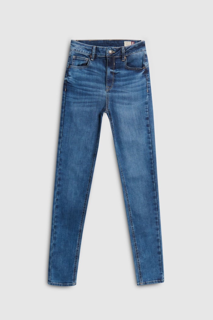Jean push up tiro alto azul claro con realce y bolsillos