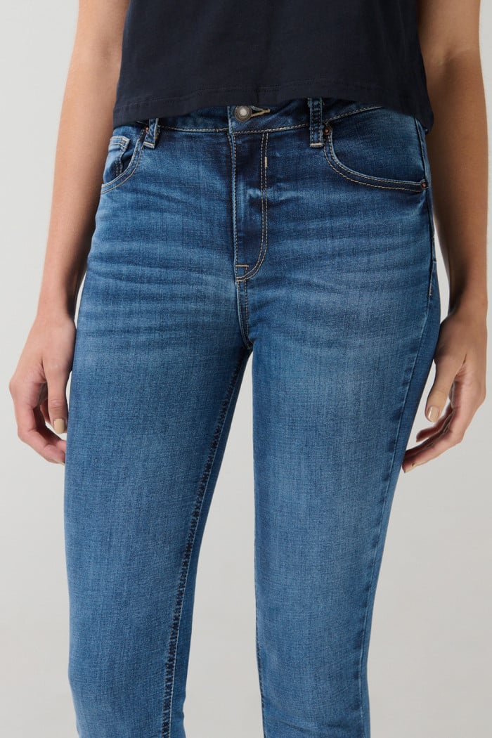 Jean push up tiro alto azul claro con realce y bolsillos