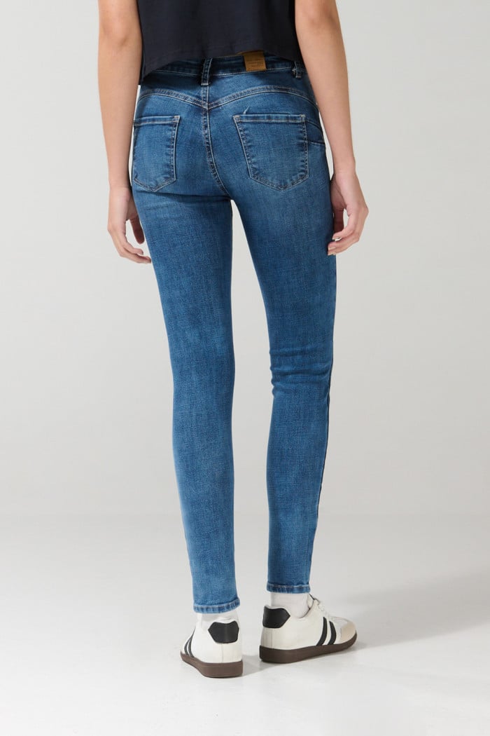 Jean push up tiro alto azul claro con realce y bolsillos