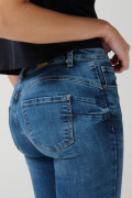 Jean push up tiro alto azul claro con realce y bolsillos