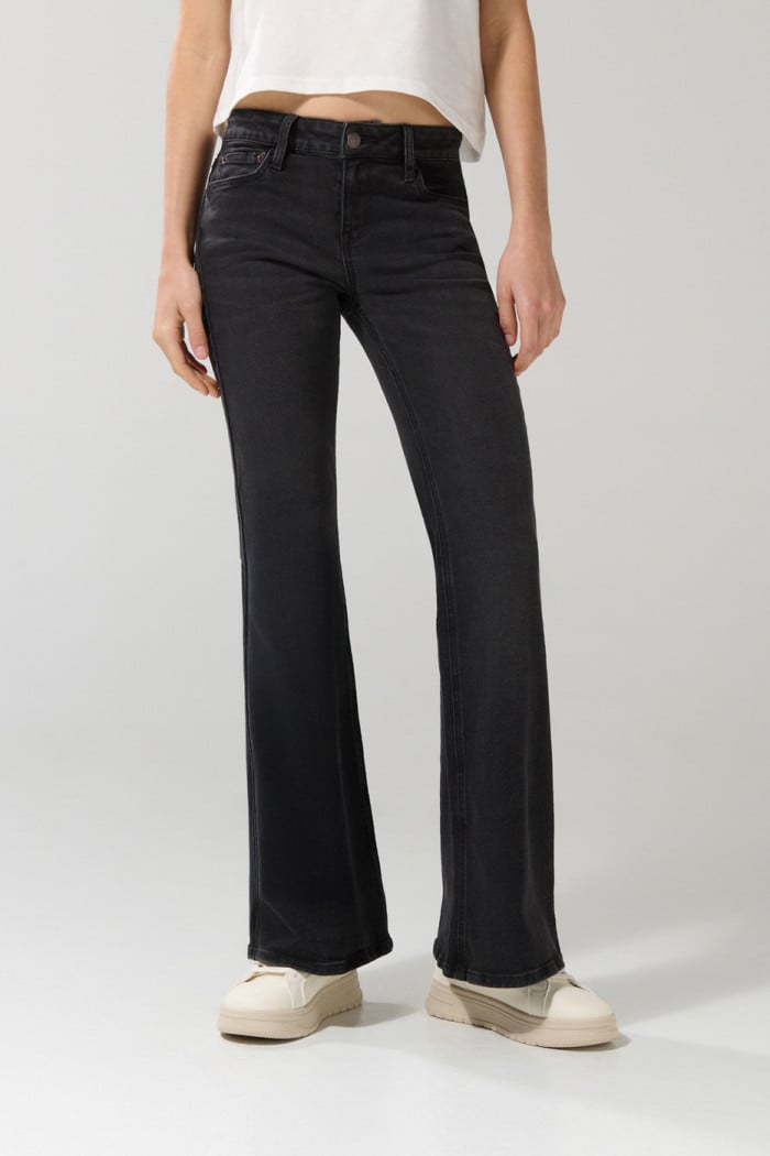 Jean flare gris intenso con tiro alto y bota ancha