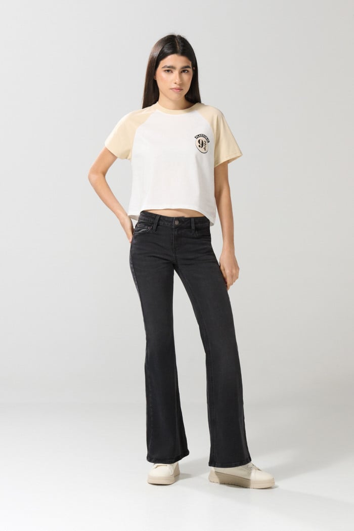 Jean flare gris intenso con tiro alto y bota ancha