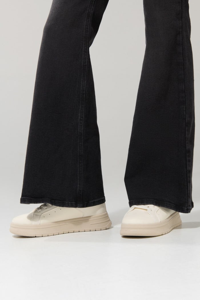 Jean flare gris intenso con tiro alto y bota ancha
