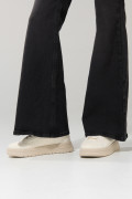 Jean flare gris intenso con tiro alto y bota ancha