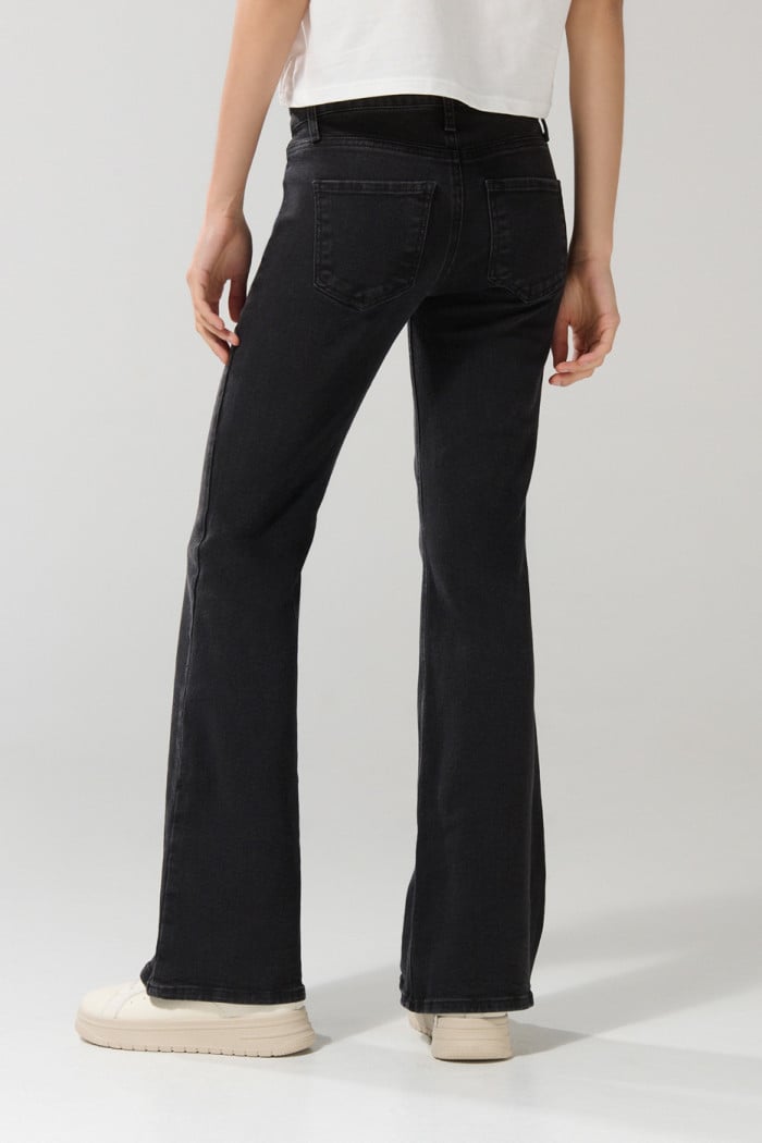 Jean flare gris intenso con tiro alto y bota ancha