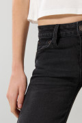 Jean flare gris intenso con tiro alto y bota ancha