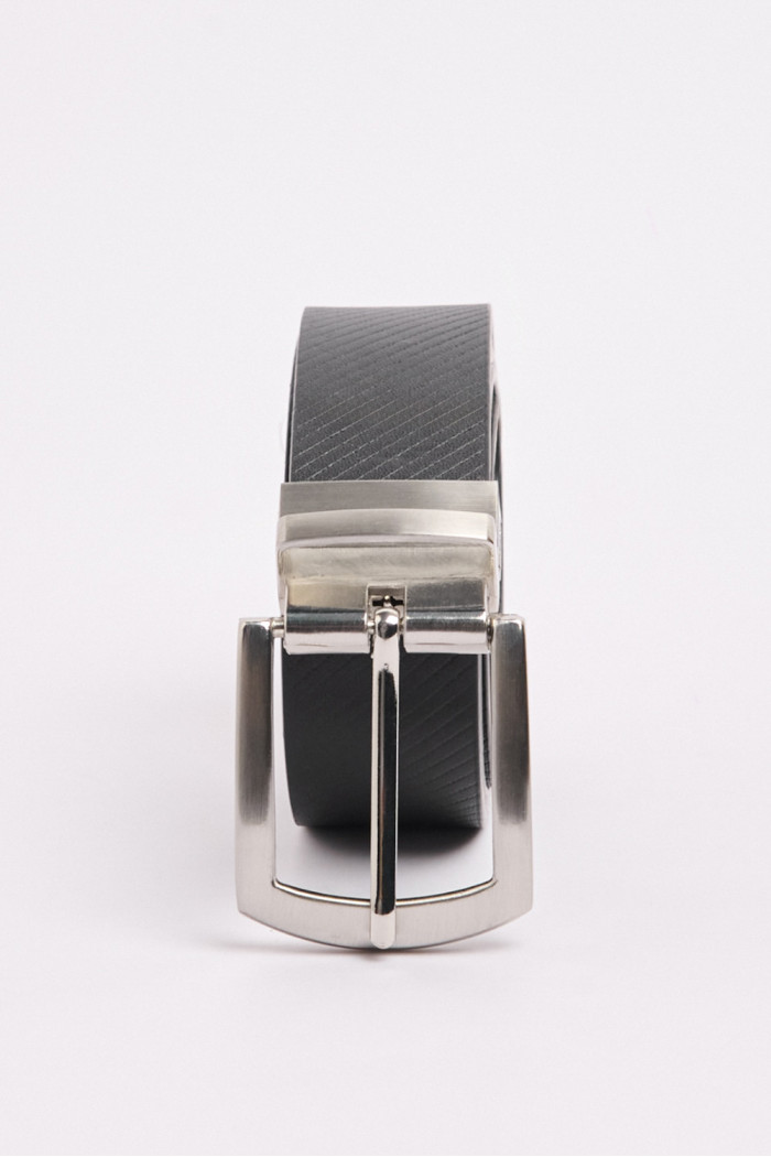Cinturón reversible negro con texturas de líneas diagonales