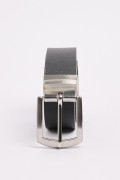Cinturón reversible negro con texturas de líneas diagonales