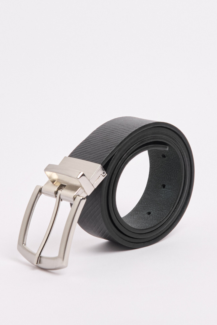 Cinturón reversible negro con texturas de líneas diagonales
