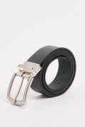 Cinturón reversible negro con texturas de líneas diagonales