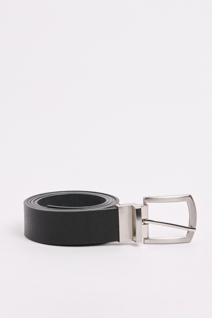 Cinturón reversible negro con texturas de líneas diagonales